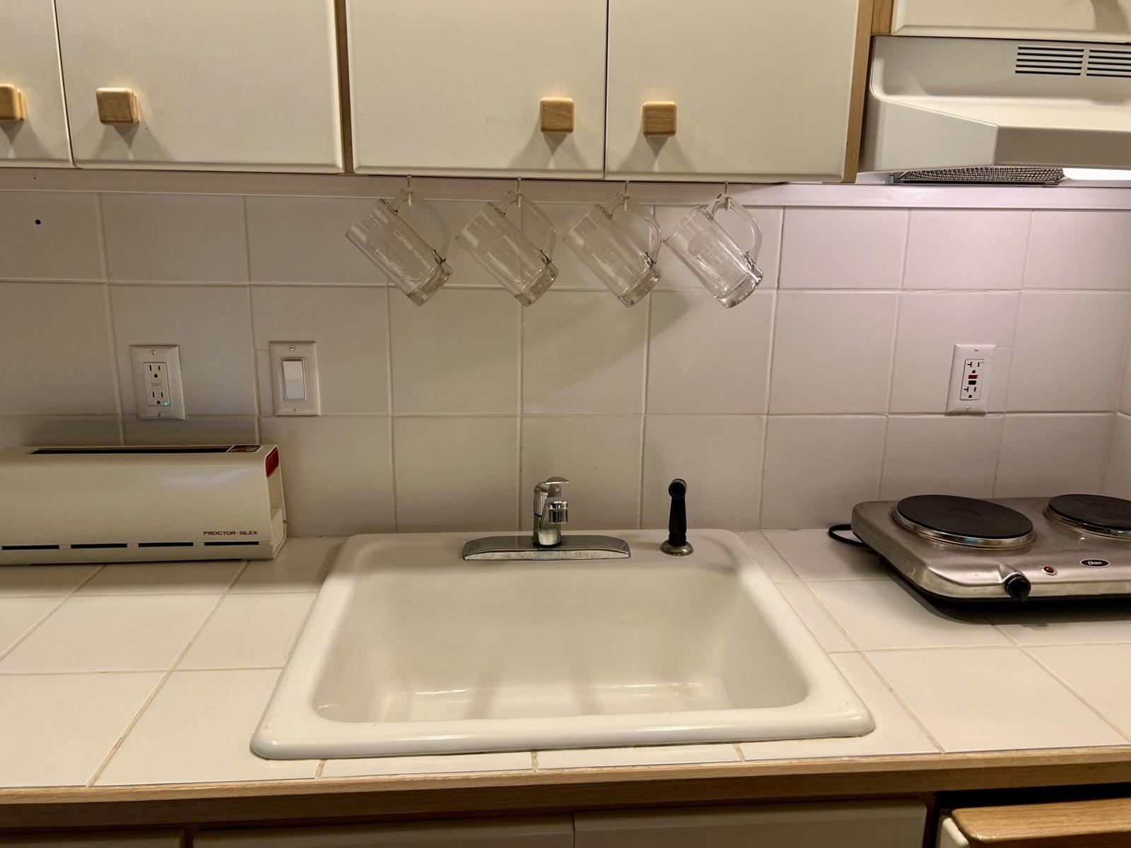 Kitchen sink, cooktop and glassware